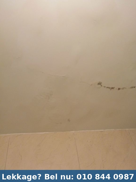 Detail opname van de lekkagelocatie - casus-badkamerlekkage-rotterdam-gordelweg