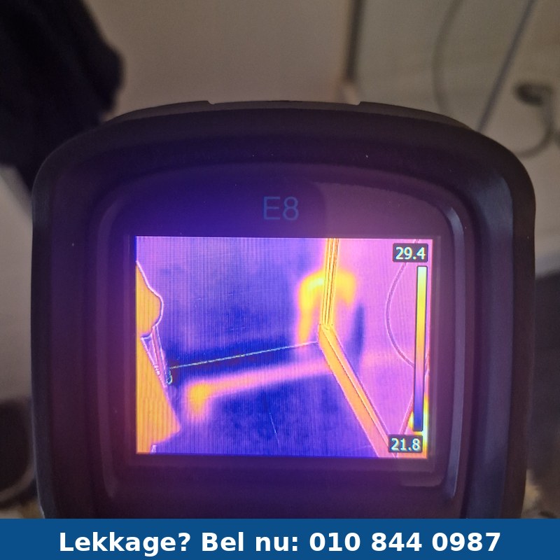 Lekdetectie specialist met FLIR infraroodcamera tijdens lekkage onderzoek in Rotterdam